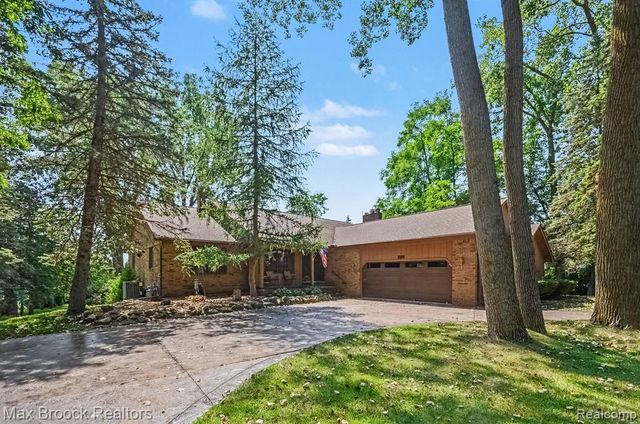 6925 W Church Street, Clarkston, MI 48346