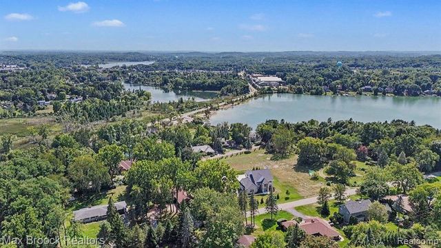 6925 W Church Street, Clarkston, MI 48346