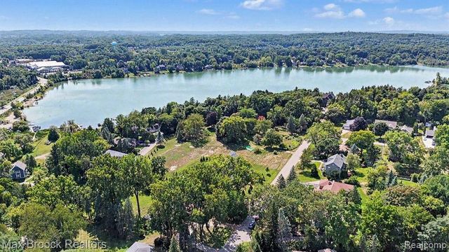 6925 W Church Street, Clarkston, MI 48346