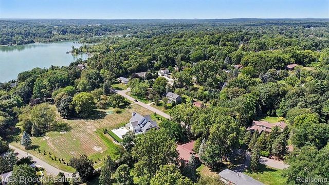 6925 W Church Street, Clarkston, MI 48346