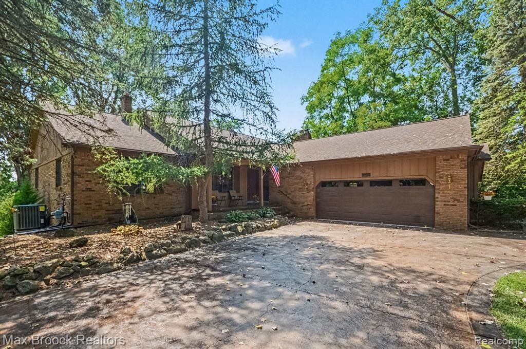 6925 W Church Street, Clarkston, MI 48346