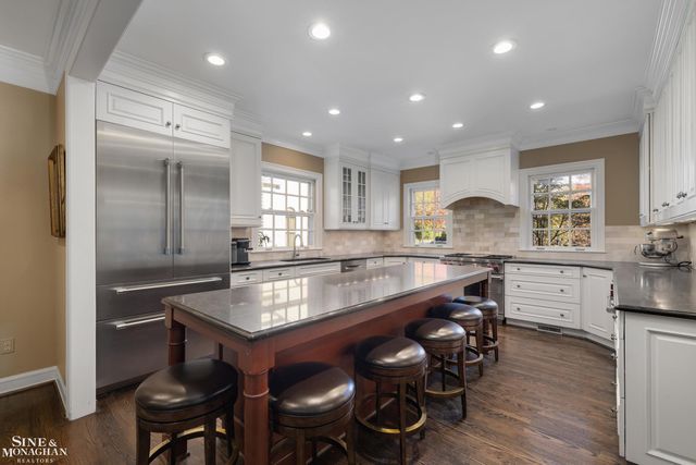 11 Dodge Place Place, Grosse Pointe, MI 48230