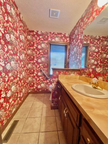 561 E Spring Street, Neosho, MO 64850