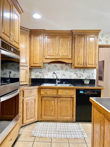 561 E Spring Street, Neosho, MO 64850