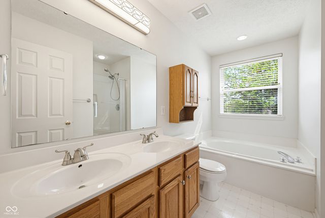 6511 Hyde Park Drive, Zionsville, IN 46077