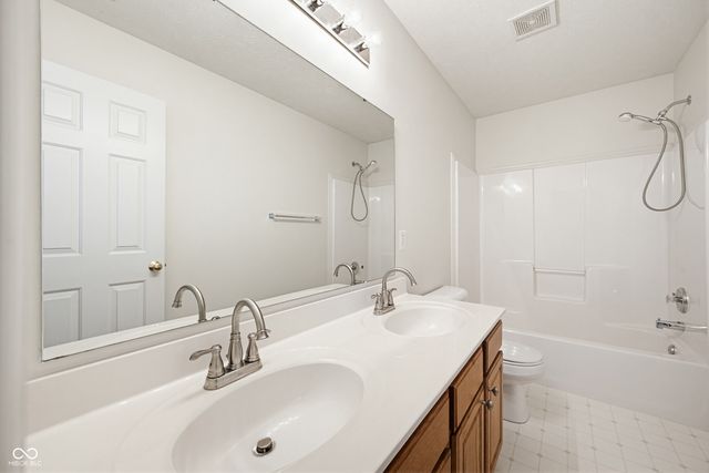 6511 Hyde Park Drive, Zionsville, IN 46077