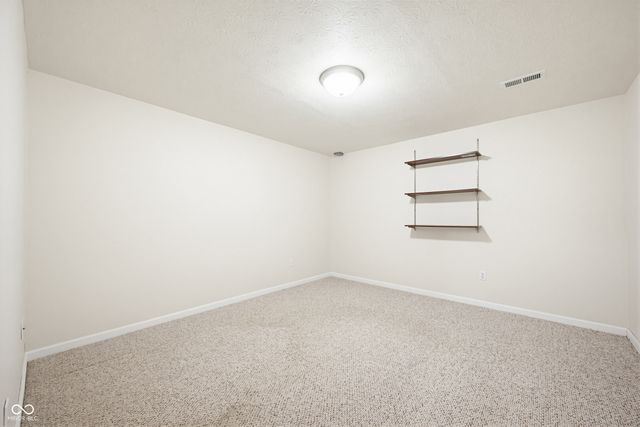 6511 Hyde Park Drive, Zionsville, IN 46077