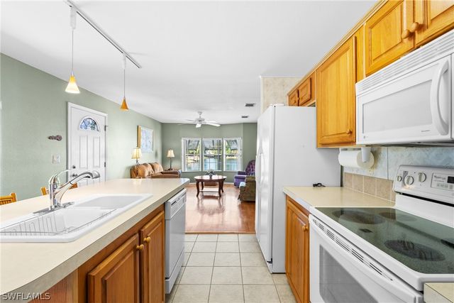 289 Riverwood RD, Naples, FL 34114