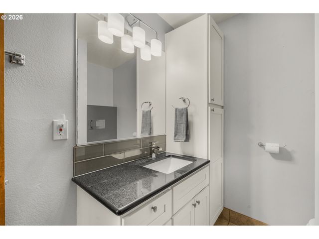 12295 Se MAIN St, Portland, OR 97233
