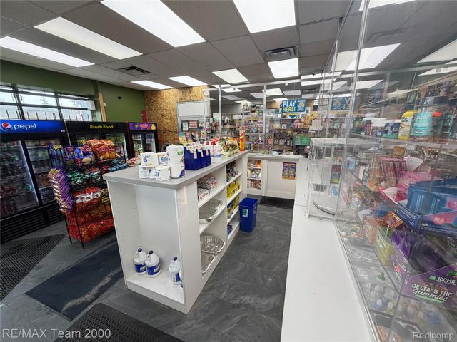 19501 W Warren Avenue, Detroit, MI 48228