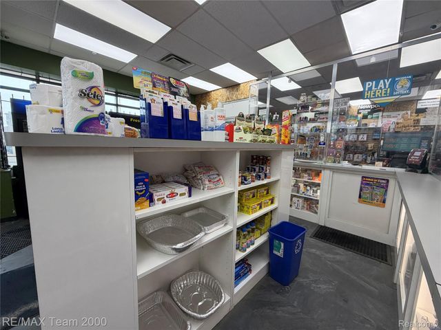19501 W Warren Avenue, Detroit, MI 48228