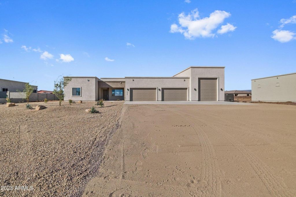 2534 W FERNWOOD Drive, Phoenix, AZ 85086 — exterior