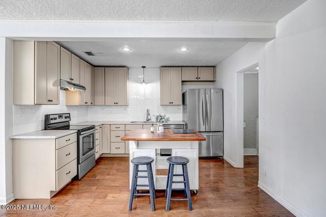 6216 E FORDHAM Circle, Jacksonville, FL 32217