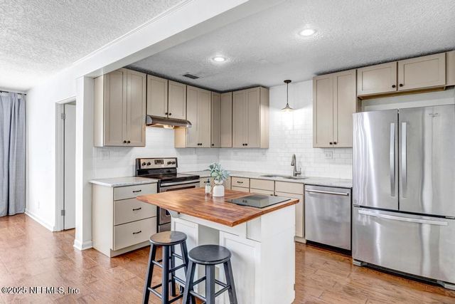 6216 E FORDHAM Circle, Jacksonville, FL 32217