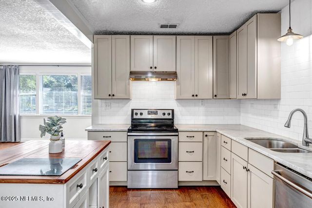 6216 E FORDHAM Circle, Jacksonville, FL 32217