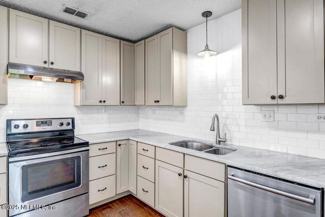 6216 E FORDHAM Circle, Jacksonville, FL 32217