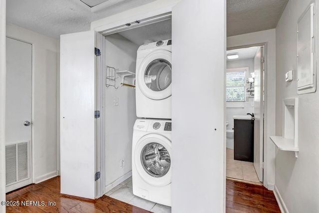 6216 E FORDHAM Circle, Jacksonville, FL 32217