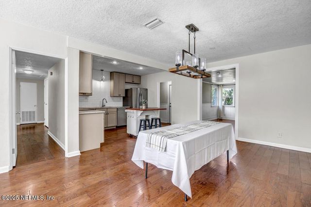 6216 E FORDHAM Circle, Jacksonville, FL 32217