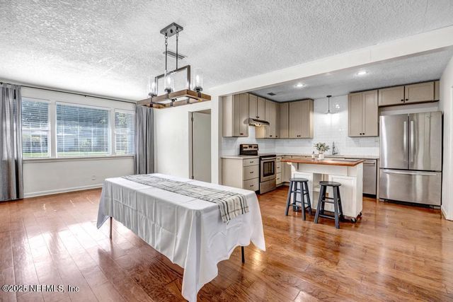 6216 E FORDHAM Circle, Jacksonville, FL 32217