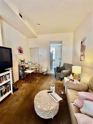 2304 S 10th Street R, St Louis, MO 63104