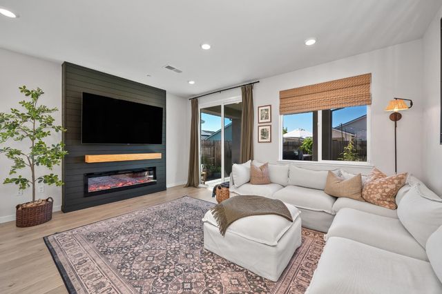 8065 Pasadena Dr, Roseville, CA 95747