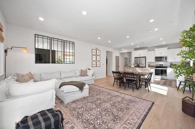8065 Pasadena Dr, Roseville, CA 95747