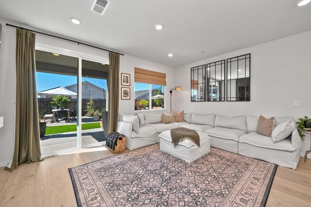 8065 Pasadena Dr, Roseville, CA 95747