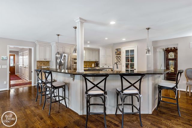 535 Ballantyne Road, Grosse Pointe Shores, MI 48236
