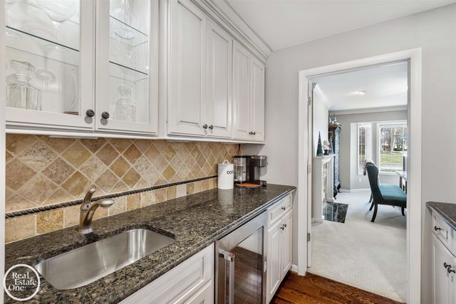 535 Ballantyne Road, Grosse Pointe Shores, MI 48236