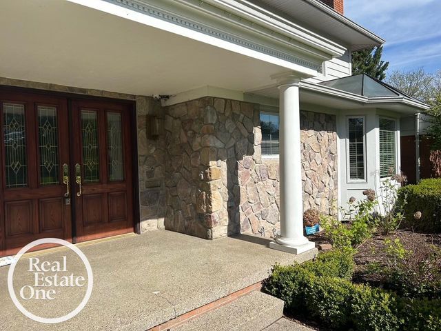 535 Ballantyne Road, Grosse Pointe Shores, MI 48236