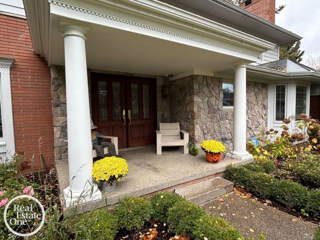 535 Ballantyne Road, Grosse Pointe Shores, MI 48236