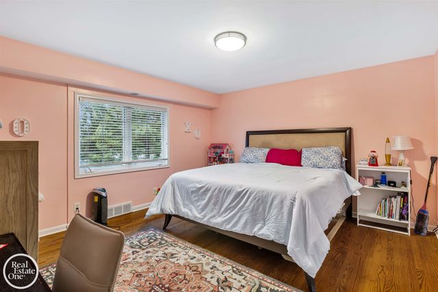 535 Ballantyne Road, Grosse Pointe Shores, MI 48236