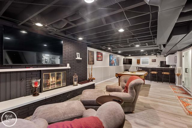 535 Ballantyne Road, Grosse Pointe Shores, MI 48236