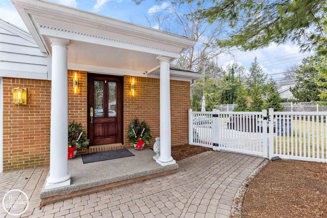 535 Ballantyne Road, Grosse Pointe Shores, MI 48236