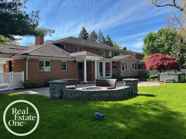 535 Ballantyne Road, Grosse Pointe Shores, MI 48236