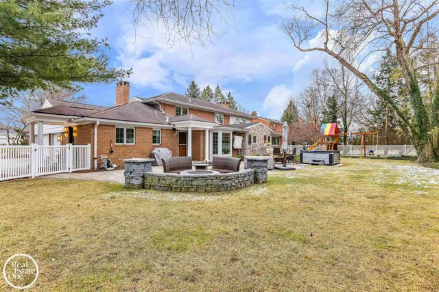 535 Ballantyne Road, Grosse Pointe Shores, MI 48236