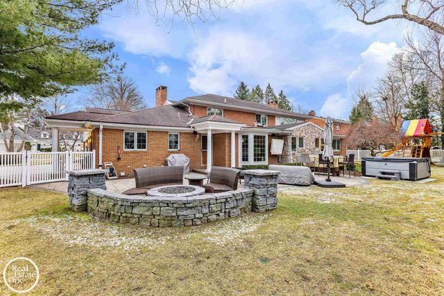 535 Ballantyne Road, Grosse Pointe Shores, MI 48236