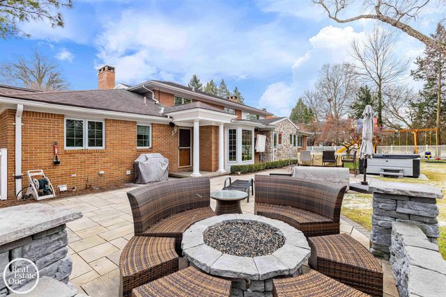535 Ballantyne Road, Grosse Pointe Shores, MI 48236