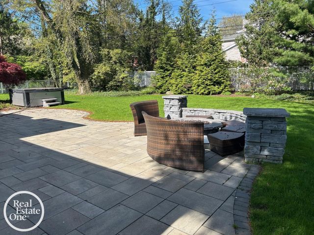 535 Ballantyne Road, Grosse Pointe Shores, MI 48236