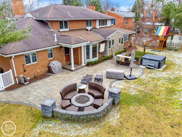 535 Ballantyne Road, Grosse Pointe Shores, MI 48236