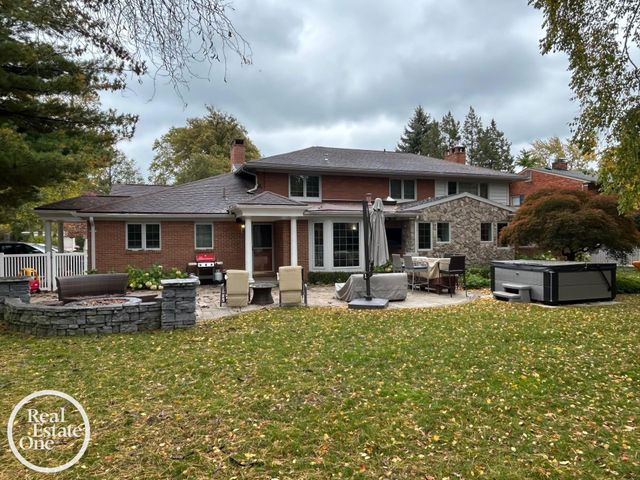 535 Ballantyne Road, Grosse Pointe Shores, MI 48236