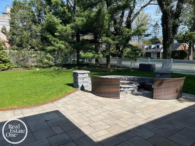 535 Ballantyne Road, Grosse Pointe Shores, MI 48236