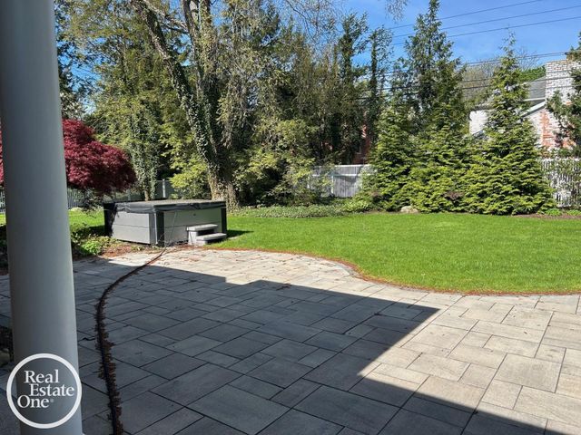 535 Ballantyne Road, Grosse Pointe Shores, MI 48236