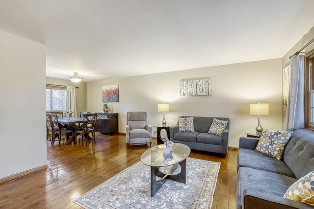 4175 Victoria Drive, Hoffman Estates, IL 60192