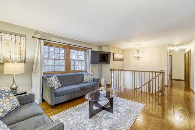 4175 Victoria Drive, Hoffman Estates, IL 60192