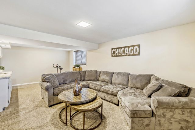 4175 Victoria Drive, Hoffman Estates, IL 60192