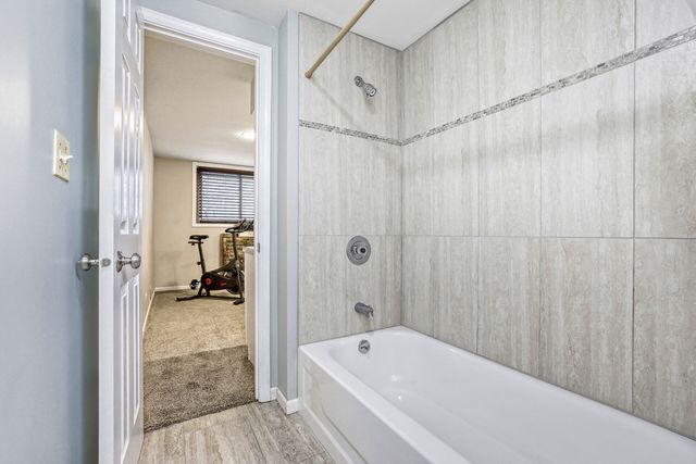 4175 Victoria Drive, Hoffman Estates, IL 60192