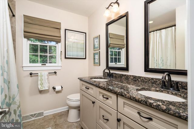 9 HOLLY LN, Lawrenceville, NJ 08648