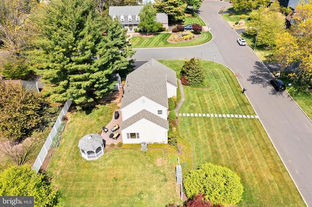 9 HOLLY LN, Lawrenceville, NJ 08648