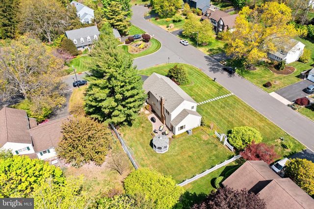 9 HOLLY LN, Lawrenceville, NJ 08648